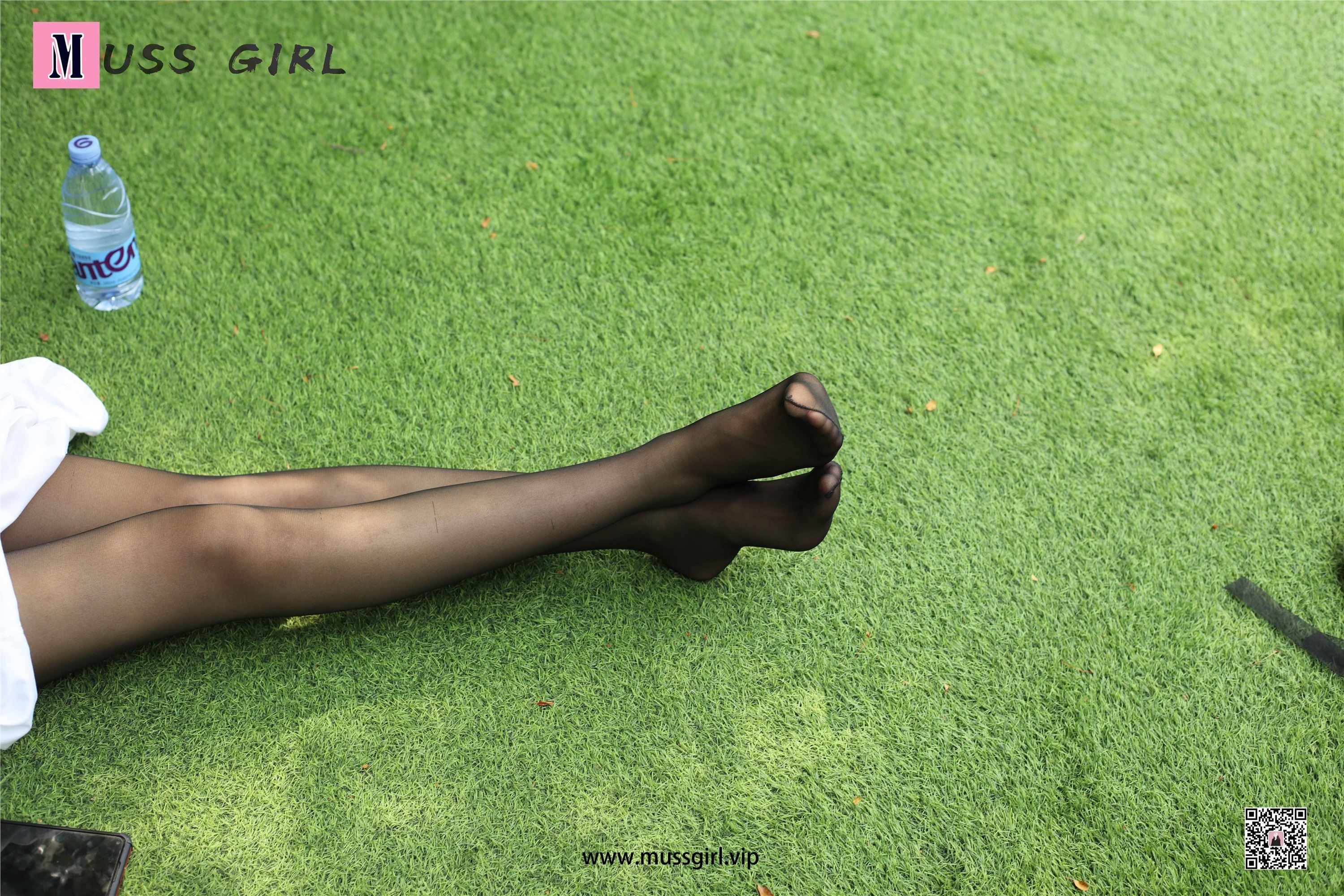 MussGirl慕丝女郎  NO.218 草坪上的热裤黑丝